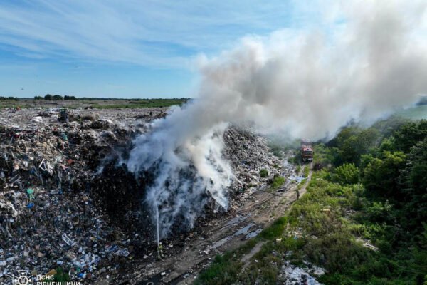 Поблизу Рівного сталася масштабна пожежа на сміттєзвалищі (ФОТО, ВІДЕО)