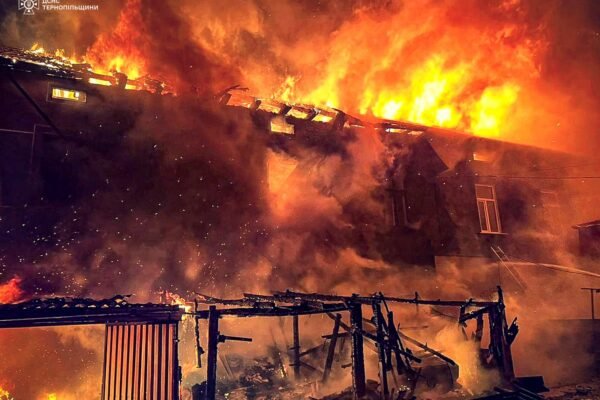 На Тернопільщині рятувальники кілька годин приборкували масштабну пожежу: Врятовано 5 людей (ФОТО)