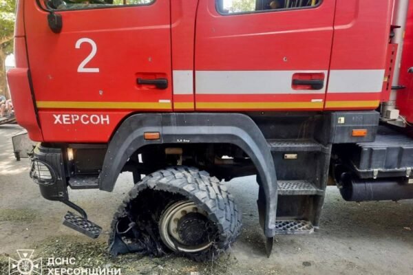 У Херсоні рятувальники потрапили під повторний обстріл (ФОТО)