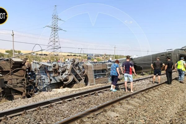 На Росії потяг зійшов з рейок, зіткнувшись із вантажівкою: Відомо про 140 поранених (ФОТО, ВІДЕО)