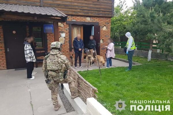 На Тернопільщині затримали банду, яка утримувала в неволі 35 нарко- та алкозалежних людей
