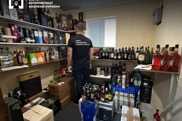 У Чернівцях чоловік організував торгівлю контрафактним елітним алкоголем та цигарками