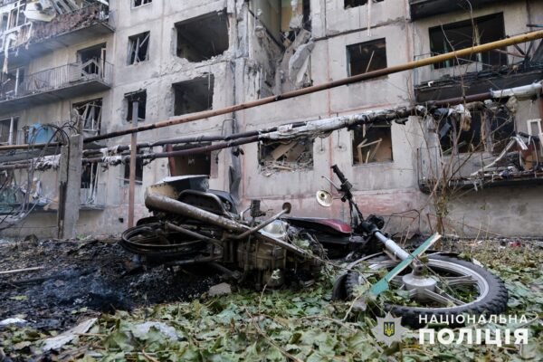 Масований бомбовий удар по Мирнограду на Донеччині забрав життя дитини. Ще 13 людей, серед яких діти, поранені