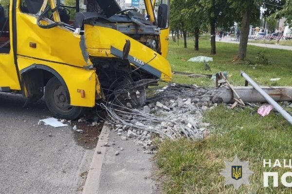 Масштабна ДТП у Львові: маршрутка влетіла у стовп, девʼятеро постраждалих (ФОТО)