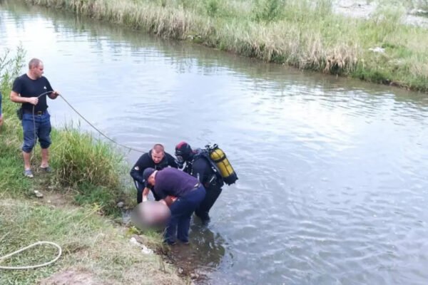На Прикарпатті водолази дістали з річки тіло чоловіка (ФОТО)