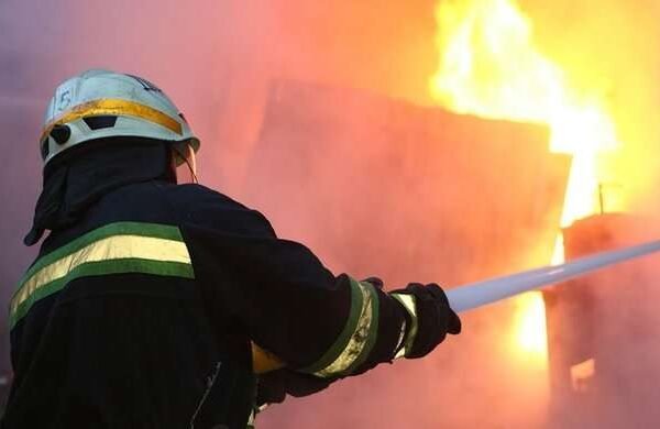 На Полтавщині виникла масштабна пожежа на складі: лунали вибухи, людей евакуювали