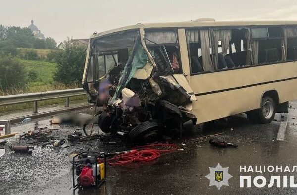 На Львівщині рейсовий автобус зіткнувся з вантажівкою: четверо загиблих, є постраждалі (ФОТО)