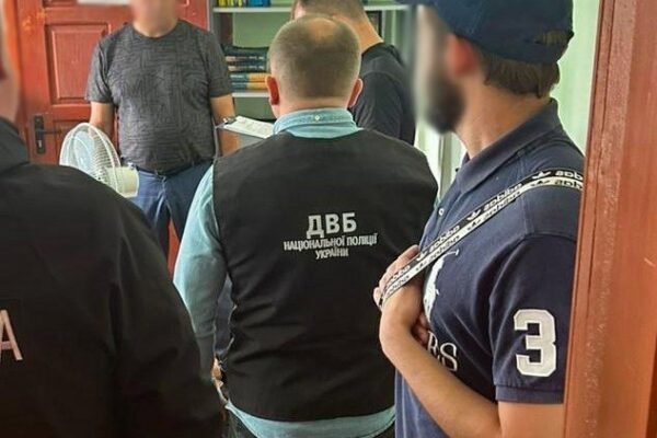 На системному хабарництві викрили посадовця міграційної служби Волині
