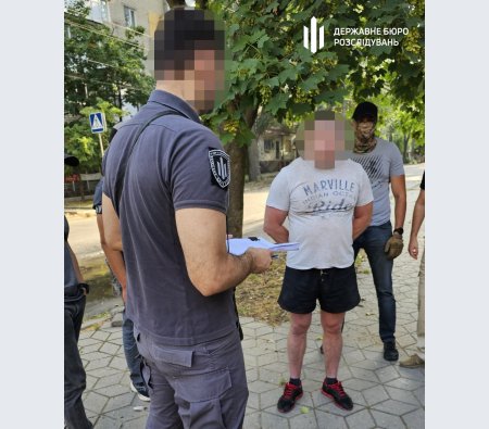 Колаборанта, який під час окупації Херсона свідомо перейшов на бік росіян, затримало ДБР