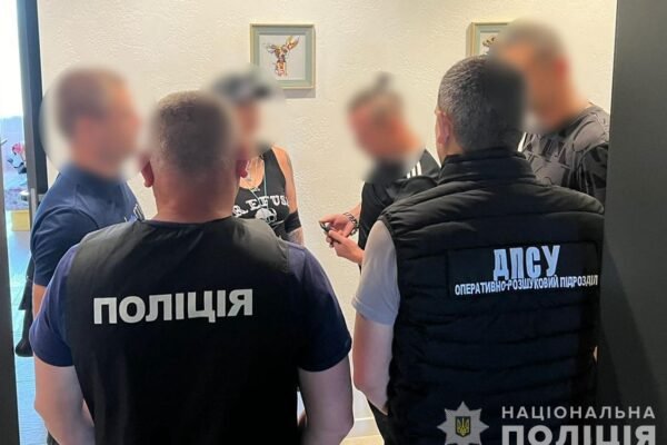 Працівник Львівської митниці та жителька Закарпаття організували схему виїзду ухилянтів з країни