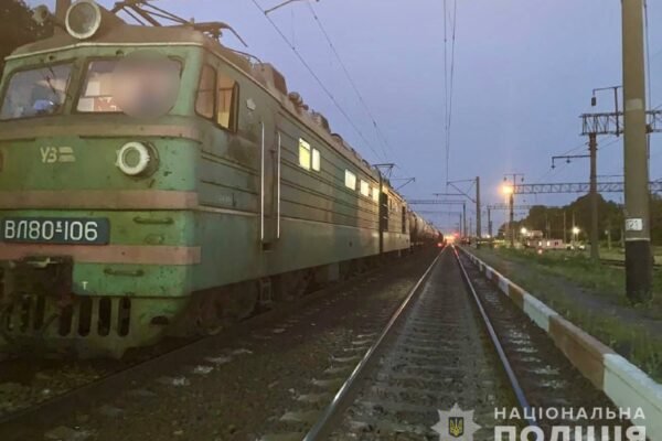 У Вінниці під колесами вантажного потягу загинув чоловік (ФОТО)