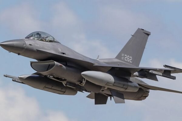 Винищувачі F-16 доведеться тримати за 40 км від фронту, – Сирський