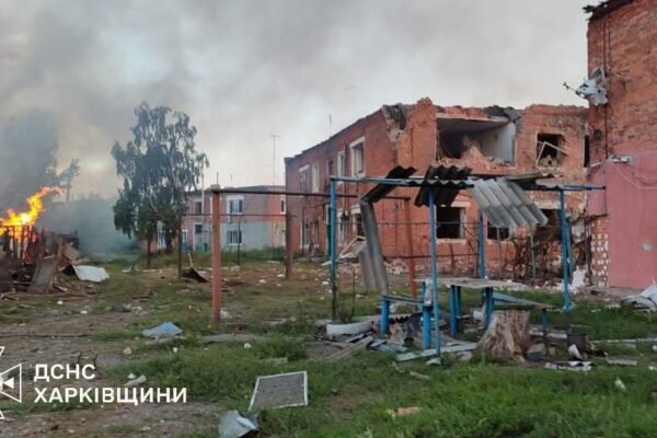 Росіяни вдарили з авіації по селищу на Харківщині: Є загиблі та поранені