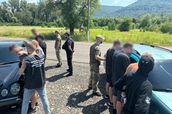 Групу ухилянтів разом із провідниками затримали на Закарпатті