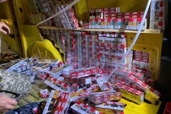 На кордоні з Угорщиною зупинили авто громадянина Польщі, “нафаршироване” контрабандою (ФОТО)