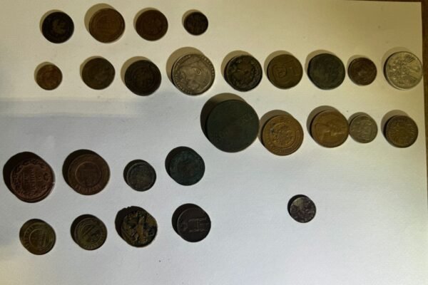 Майже три десятки старовинних монет знайшли прикордонники Львівщини у сумці з дитячими речами