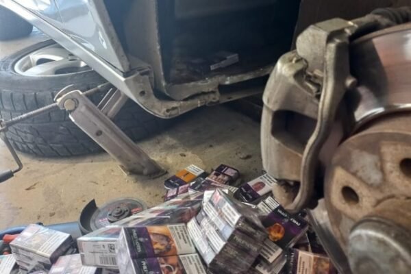 Майже 2 тисячі пачок цигарок знайшли прикордонники у автомобілі жительки Закарпаття