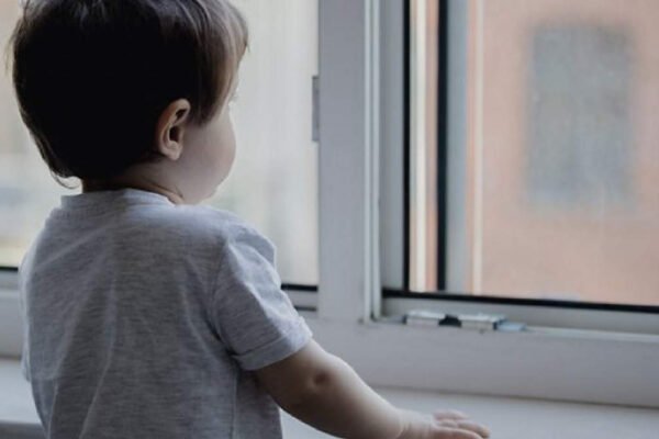 Сперся на москітну сітку: у Чернігові 4-річний хлопчик випав з вікна п’ятого поверху