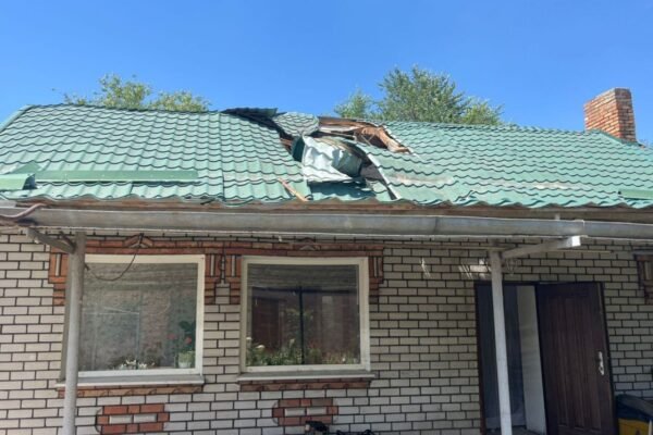 Наслідки обстрілів Нікопольщини: пошкоджені будинки, гуртожиток та газогін (ФОТО)