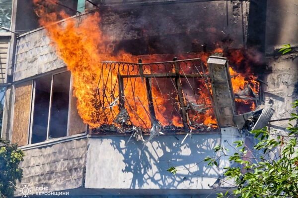 Удар по Херсону: росіяни влучили у багатоповерхівку (ФОТО, ВІДЕО)