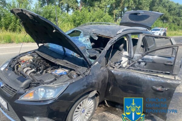 На Сумщині окупанти атакували дроном автомобіль: поранена жінка (ФОТО)