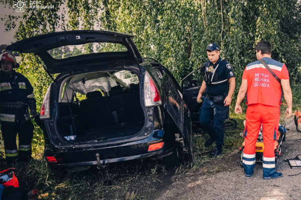 На Київщині зіткнулися легковик та вантажівка: загинуло подружжя, 14-річний хлопець – у лікарні (ФОТО)
