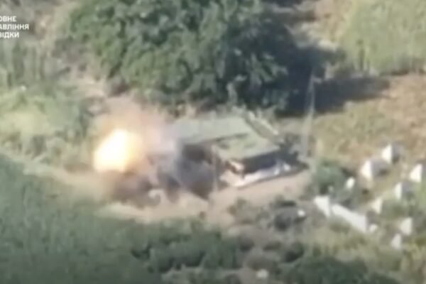 Розвідники показали, як на фронті нищать ворожі цілі FPV-дронами (ВІДЕО)