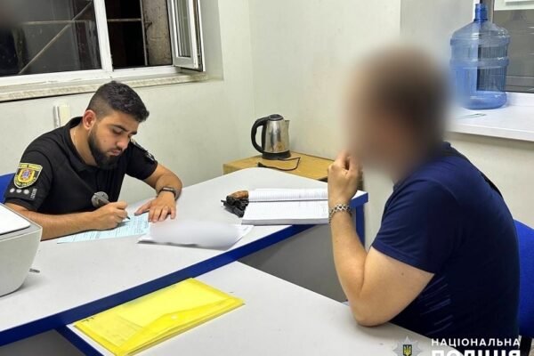 В Одесі затримали чоловіка, який погрожував пістолетом працівникам ТЦК (ФОТО)