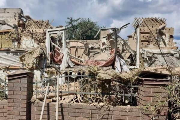 Росіяни вдарили по селу на Сумщині: зруйновані будинки, є поранений (ФОТО)
