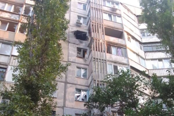 Херсон з самого ранку перебуває під обстрілом. Є влучання в багатоповерхівку (ФОТО)