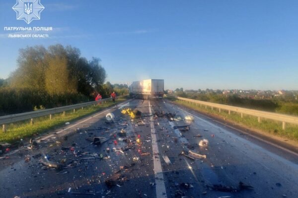 На трасі Київ-Чоп на об’їзді Львова сталася масштабна ДТП: Рух повністю перекрито (ФОТО)