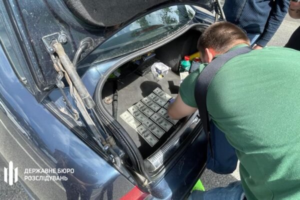 Двох працівників Черкаської митниці, що погоріли на хабарі, відправили за ґрати
