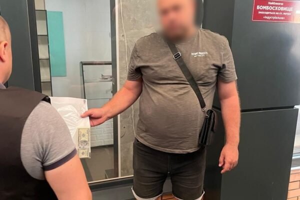 Працівник харківського вишу погорів на хабарі в розмірі 10 тис. доларів за сприяння у вступі на магістратуру