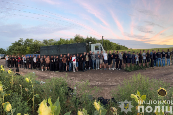 Новий антирекорд: на Одещині 48 чоловіків намагалися втекти за кордон у кузові вантажівки (ФОТО, ВІДЕО)