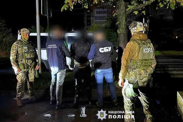 На Прикарпатті затримали двох молодиків, що скоїли серію підпалів автівок ЗСУ. Один – неповнолітній