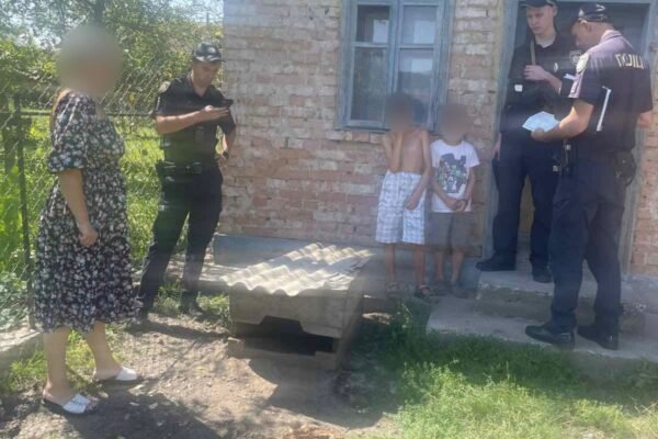 На Буковині багатодітна мати посадила на ланцюг свого 10-річного сина, щоб не бешкетував