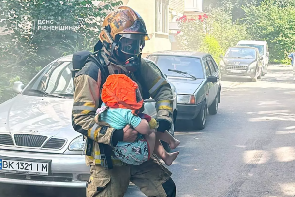 У Рівному з палаючої 5-поверхівки врятували 6 людей, в тому числі двох дітей
