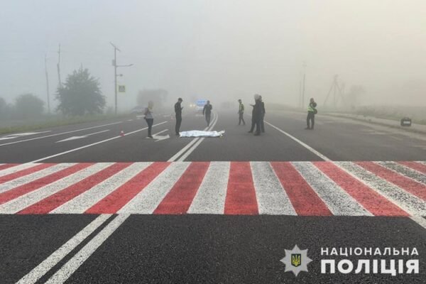 На Тернопільщині розшукують водія, що вночі збив та покинув помирати людину на дорозі