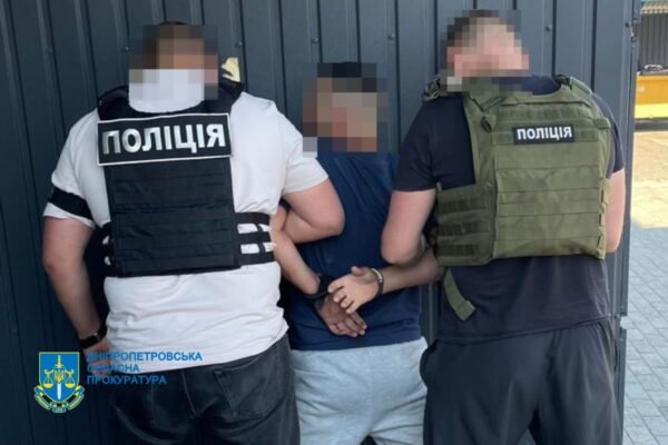 Вимагав вигаданий борг у військового: У Дніпрі затримали жителя Запоріжжя, що тероризував родину бійця ЗСУ