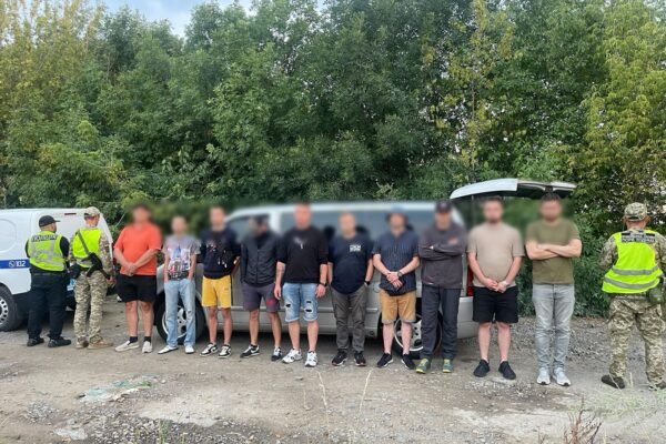 Хотіли до Молдови: на Одещині затримали переправників та їх 8 “клієнтів” (ФОТО, ВІДЕО)
