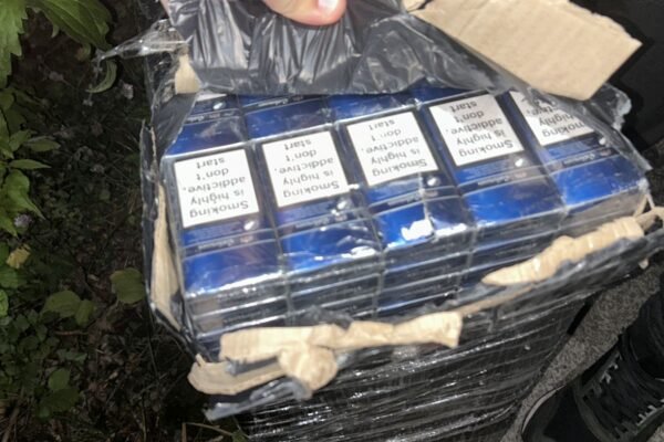 На Закарпатті біля кордону затримали чоловіків із контрабандними цигарками (ФОТО, ВІДЕО)