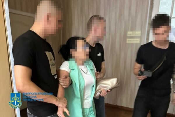 У Дніпрі двох працівників коледжів затримали на хабарях від ухилянтів (ФОТО)