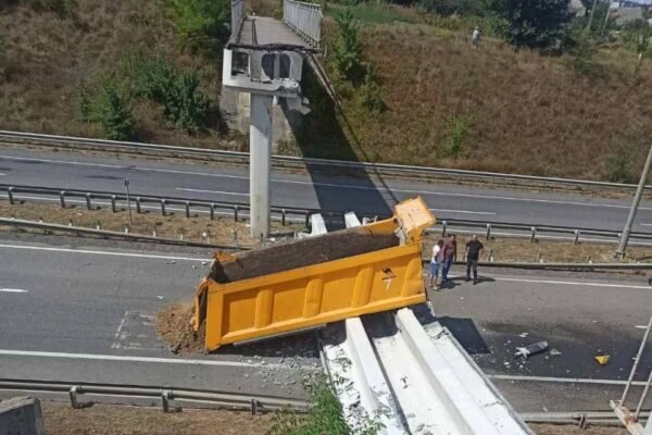 На Черкащині вантажівка знесла міст: він обвалився на дорогу (ФОТО)