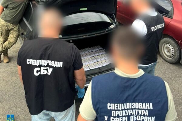 На Хмельниччині затримали офіцера ТЦК, який за 40 тисяч гривень мав оновити дані чоловіку (ФОТО)