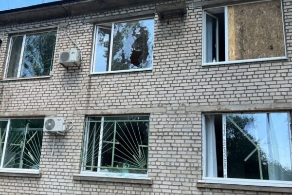 Росіяни поцілили по території лікарні в Нікополі: є загиблий (ФОТО)