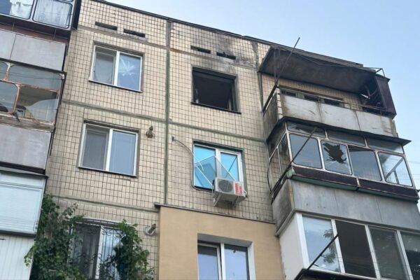 Удар дроном по п’ятиповерхівці в Нікополі: постраждали мати з півторарічним сином (ФОТО)