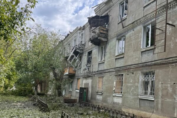Росіяни обстріляли “Ураганами” Курахове: влучили у триповерхівку, пʼятеро поранених (ФОТО)