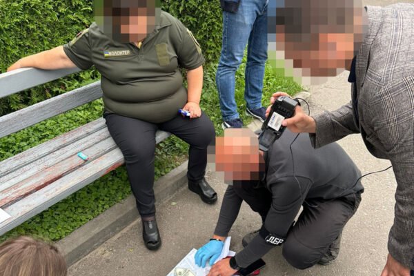 У Рівному затримали жінку, яка намагалася “відмазати” дезертирів, запропонувавши хабар слідчому ДБР
