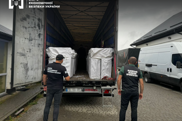 На кордоні затримали кілька фур, вщент заповнених незадекларованими товарами: Вартість сягає 14 млн грн