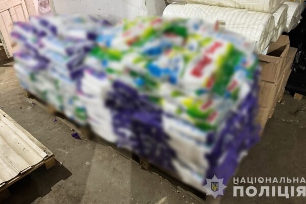 Фальсифікат під виглядом світових брендів: На Буковині викрили масштабне виробництво підробної побутової хімії відомих брендів